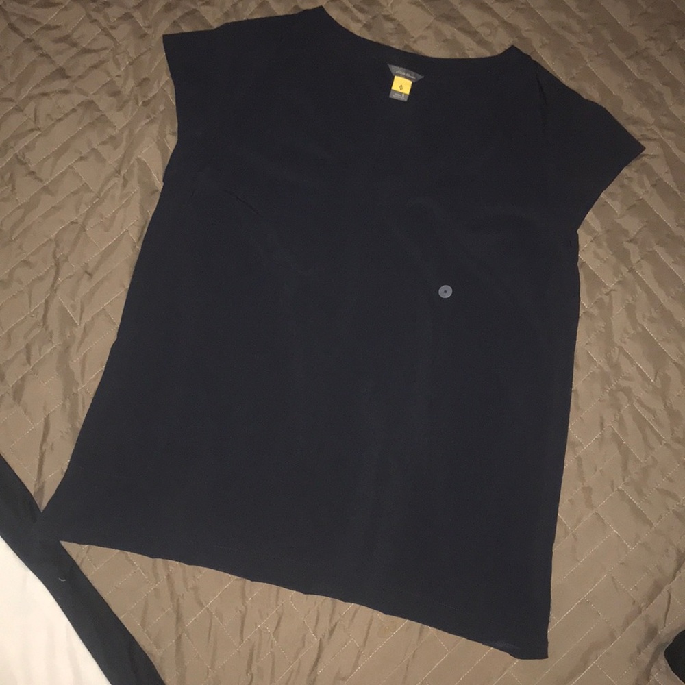 *New Eddie Bauer V-Neck Top